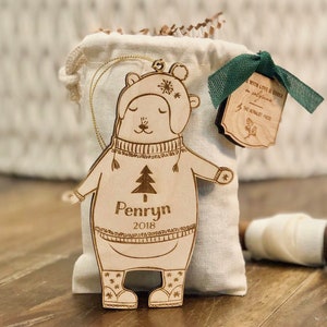 Gepersonaliseerde baby's eerste kerstornament Ijsbeer bosornament Aangepaste ornament gepersonaliseerd met naam en jaar afbeelding 1