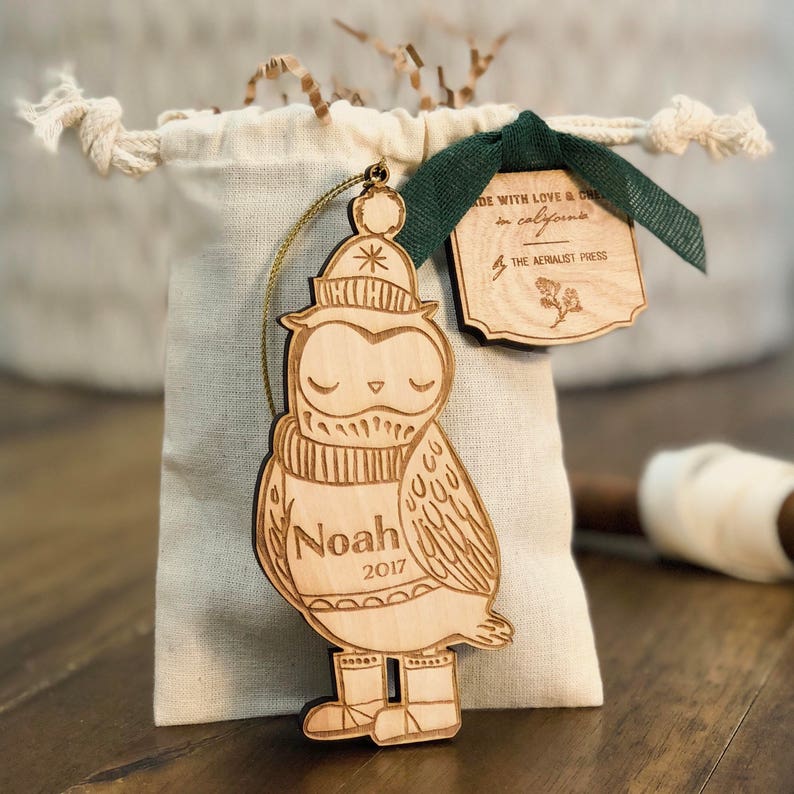 Première décoration de Noël de bébé personnalisée ornement des bois de hibou Ornement personnalisé personnalisé avec le nom et l'année image 1