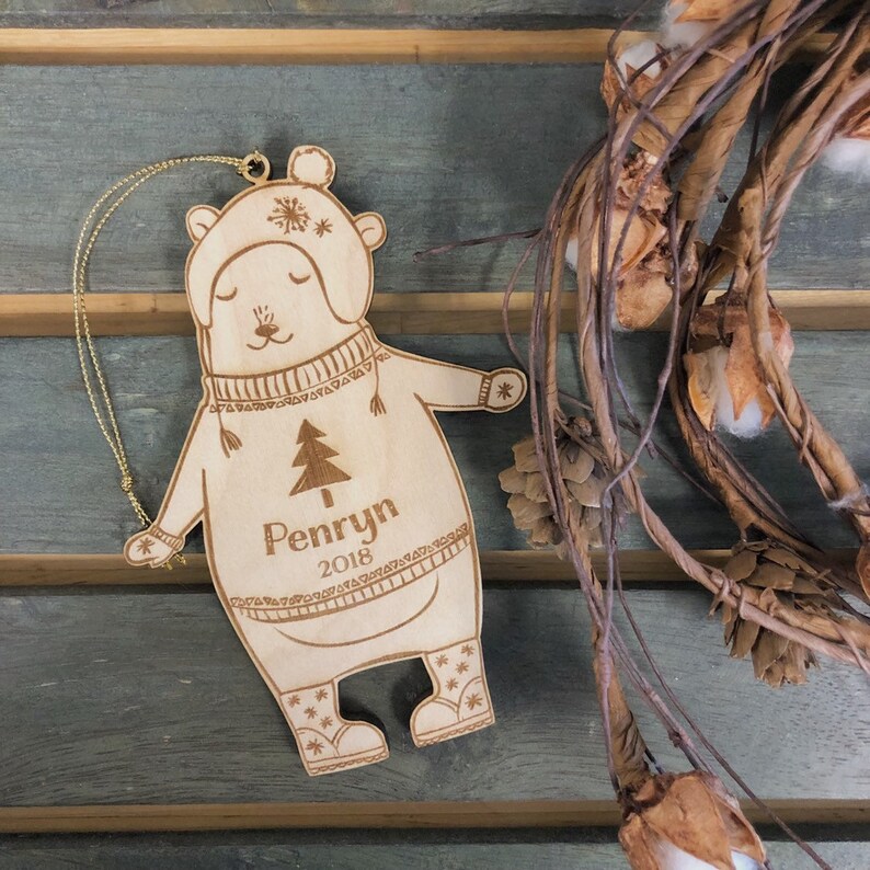 Gepersonaliseerde baby's eerste kerstornament Ijsbeer bosornament Aangepaste ornament gepersonaliseerd met naam en jaar afbeelding 2