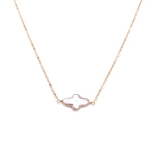 Puede incluir: Delicado collar de cadena dorada con un colgante de perla de forma irregular y color claro. El colgante tiene un brillo nacarado suave. El collar se muestra sobre un fondo blanco.