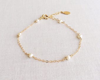 Zierliches Perlenarmband, Perlenarmband Gold, Perlenarmband Brautjungfer, zierliches Goldarmband, Süßwasserperlen Armband, weißes Armband GB6B6