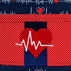 Peut inclure: Tissu rouge &agrave; pois blancs et tissu bleu avec un c&oelig;ur rouge et une ligne EKG blanche. Le tissu est cousu ensemble pour cr&eacute;er une poche.