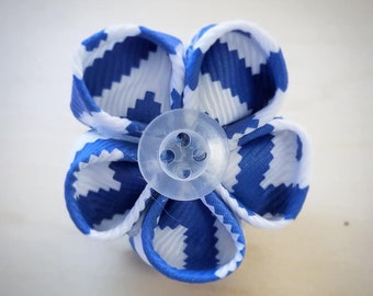 Blau-weiße Blumen am Revers, Anstecknadel