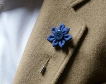 True Blue Mens Revers Blume. Blaue Revers Blume. Blumen Anstecknadel.