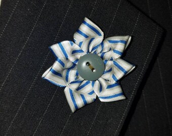 Blau, Silber, Und Weiß Satin Anstecknadel - Graue Knopf-Mitte