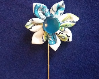 Aqua Blumen Print Stoff Anstecknadel