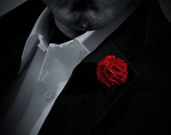 Rote Satin Rose Anstecknadel - Handgenähte Blumen Anstecknadel