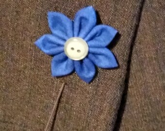 Blaue Blumen Anstecknadel, gefrostete Knopfmitte