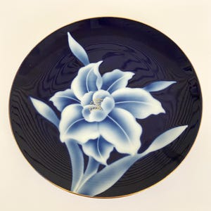 Vintage Japanese 9.5&quot; Plate Cobalt Blue White Flower Flower Gold Trim Porcelain Nyazan Jakuzan Pottery