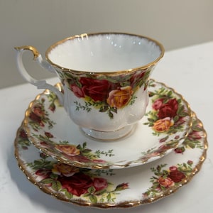Royal Albert Old Country Roses Trio – Tea Cup Saucer Plate – 1st Quality Bone China – Made in England – Floral Vintage Set