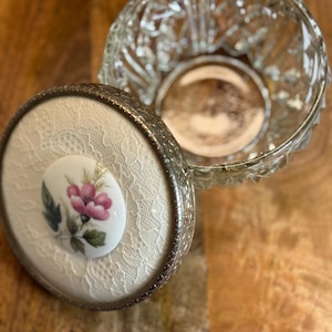Vintage Regent Vanity Jar – Lace & Floral Lid