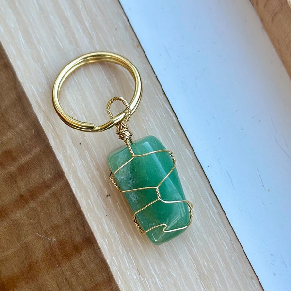 Porte-clés en aventurine verte enveloppée de fil métallique, breloque de sac à dos en aventurine verte, cadeau breloques pierres précieuses, breloque fil métallique, porte-clé en cristal