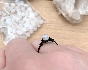 Anillo de selenita envuelto en alambre, anillos de cuentas de selenita, anillo de envoltura de alambre, anillo de piedra preciosa Boho, joyería de selenita de cristal