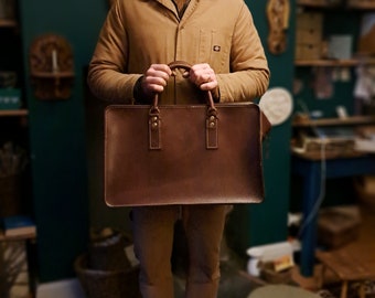 Tom's Oak Bag - Robust leather holdall made from Oak Bark Tanned Cowhide in England by hand