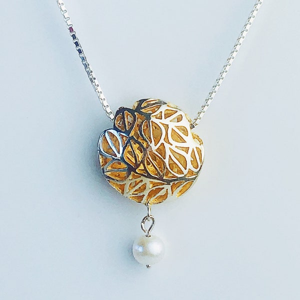 Collier style Baroque, motif floral ajoure avec perle, pendentif rond argent sterling au reflet or, cadeau pour elle, renaissance italienne