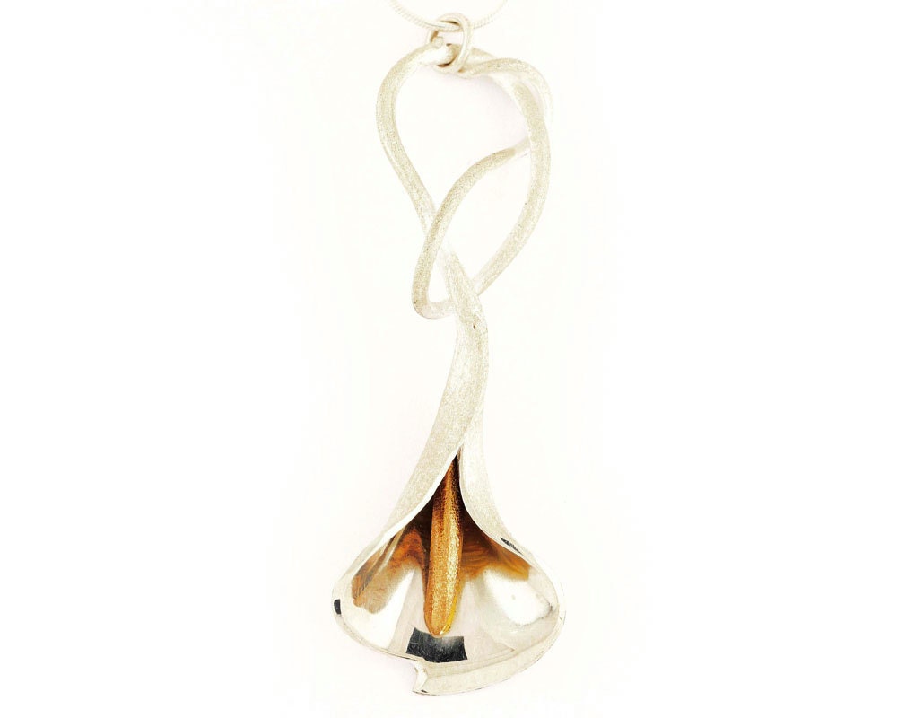 Pendentif Lyly, calla lily, lys calla, collier florale, collier fleur, cadeau pour amoureux des fleurs, fleur de calla