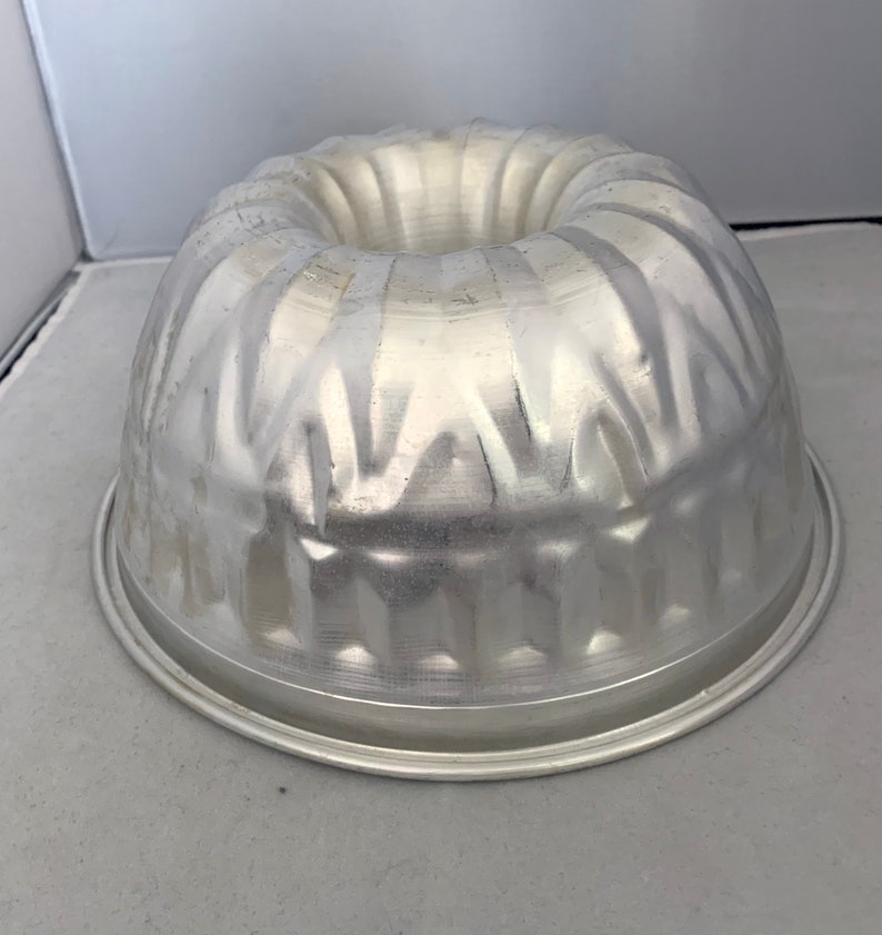 Bundt Cake Pan, Aluminum Mold. Baking Pan, Jello Mold, Vintage Aluminum