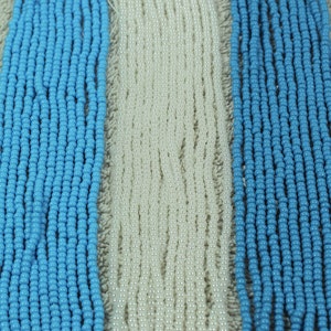 Peut inclure: Des fils de perles turquoises et blanches. Les &eacute;tiquettes indiquent "Blue Turquoise opaque", "White Pearl Ceylon" et "Turquoise opaque". Les perles rondes et petites sont parfaites pour la cr&eacute;ation de bijoux ou l'artisanat.