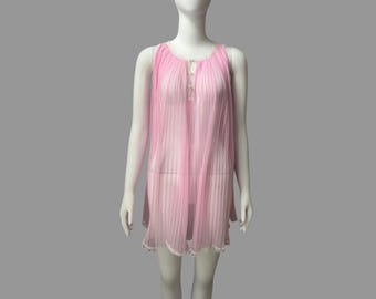 Vintage roze nylon nachtjapon uit de jaren 70: plissé trapeze babydoll met kant
