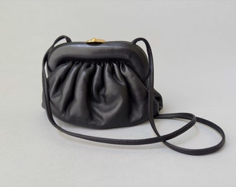 Pequeño bolso bandolera vintage de cuero negro / embrague de marco mini de diseñador de los años 70 de Susan Gail