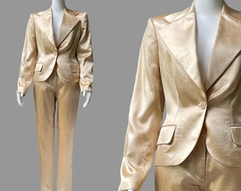 90’s Gold Satin Tailored Evening Pantsuit by Richard Tyler | Alligator Embossed Single Breasted Cocktail Suit w/ Wide Lapels & Slim Trousers