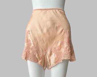 1940's Peachy Pink Pull-On Silk Tap Pants with Lace Applique in Size 28 | Vintage Satin Lounge Shorts