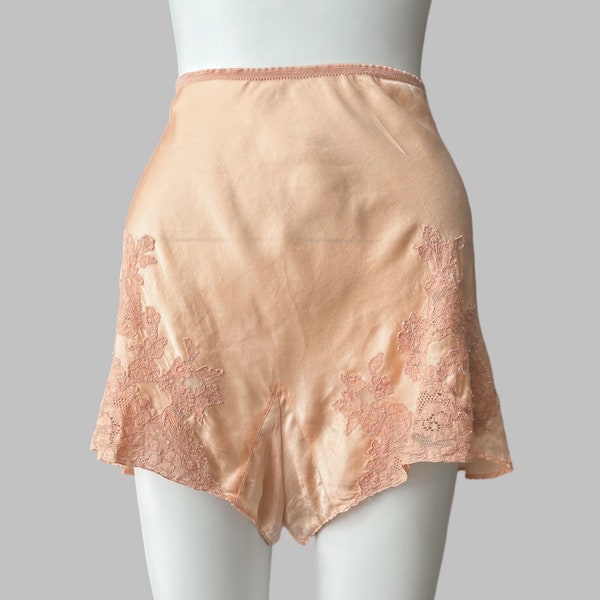 1940's Peachy Pink Pull-On Silk Tap Pants with Lace Applique in Size 28 | Vintage Satin Lounge Shorts