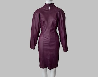 Jaren 90 bodycon dieppaarse leren mini-jurk van Michael Hoban voor North Beach Leather | Vintage aansluitende leren jurk met lange mouwen en mockneck
