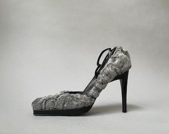 Zapatos de tacón de piel de oveja de Gianni Versace de los años 90: zapatos de plataforma de piel gris, talla 6.5