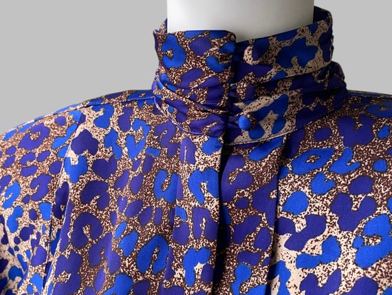 80’s Satin Printed Blouse w/ Shoulder Pads & Tail… - image 3