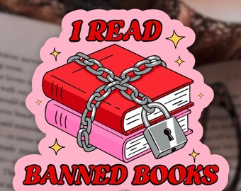 Pode incluir: Um adesivo rosa com o texto "Eu leio livros proibidos" em vermelho. O adesivo apresenta uma ilustração de desenho animado de uma pilha de livros acorrentados com um cadeado.