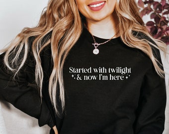 Puede incluir: Sudadera negra con texto blanco que dice "Started with twilight + & now I'm here +"