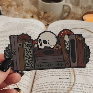 Dark Academia Kindle Sticker: Bookish Skull Bookshelf Vinyl