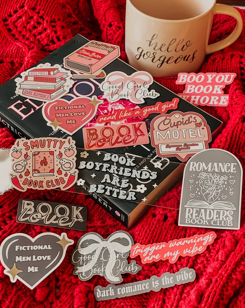 Puede incluir: Una colecci&oacute;n de pegatinas coloridas con dise&ntilde;os de tem&aacute;tica de libros. Las pegatinas incluyen frases como "Good Girl Book Club", "Book Boyfriend Are Better", "Smutty Book Club", "Trigger Warnings Are My Vibe", y "Dark Romance Is The Vibe".