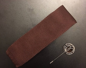Corbata para hombre. Pin de solapa. Juego de clavijas y corbata. Corbata delgada. Corbata de punto. Corbata marrón