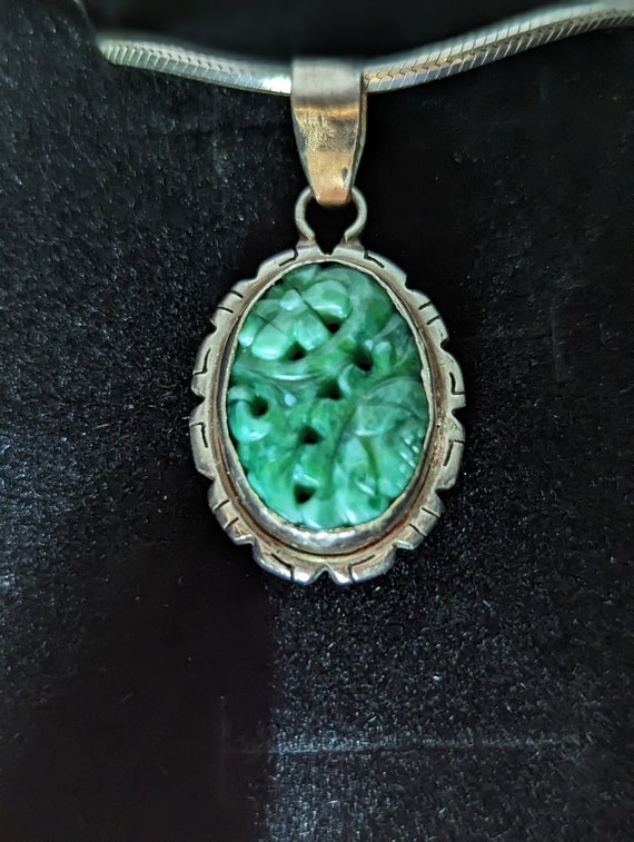 1970s Carved Jade Pendant Necklace - image 3