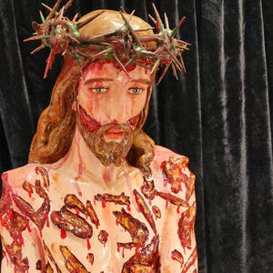 Estatua de fibra de vidrio de Jesús Flagelado de 36". Incluye una corona de espinas, una cuerda alrededor de su muñeca y una capa púrpura (versión glorificada).