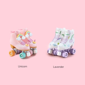 Puede incluir: Dos pares de patines, uno rosa con detalles de arcoíris etiquetado como "Unicornio" y otro blanco con un patrón geométrico etiquetado como "Lavanda".