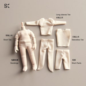 Può includere: Una bambola con arti articolati e un busto senza testa, insieme a vari capi di abbigliamento per bambole beige: una maglietta a maniche corte, una maglietta a maniche lunghe, una maglietta senza maniche, calze e pantaloncini. Gli articoli sono disposti su uno sfondo neutro.