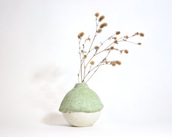 Runde grüne Zementvase, Rustikale strukturierte Steinvase, Kleine Betonvase für trockene Blumen