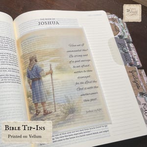 Może przedstawiać: Wkładka biblijna z welinu z ilustracją osoby z laską stojącej nad rzeką, wraz z tekstem z Księgi Jozuego 1:9 KJV. Wkładka umieszczona jest na stronie Księgi Jozuego, z widocznymi po boku ozdobnymi zakładkami indeksującymi poszczególne księgi.