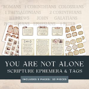Könnte beinhalten: Ein druckbarer Satz mit 53 Bibel-Ephemera und -Tags im Vintage-Stil. Die Ephemera zeigen florale Designs und Zitate aus der Bibel, darunter Römer, Korinther, Kolosser, Thessalonicher, Hebräer, Johannes, Galater, Philipper, Epheser und 1. Petrus.
