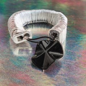 Pulsera artesanal de aluminio con tirador de anilla, joyería reciclada y de residuo cero.