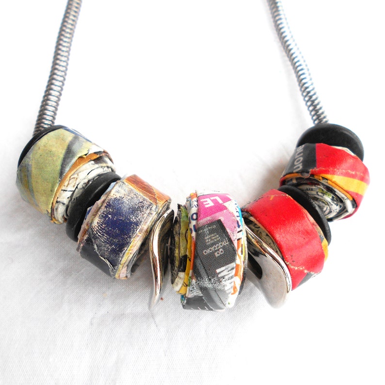 Short necklace for women beads detail