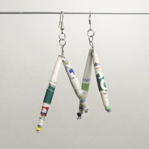 Orecchini lunghi di carta riciclata colorata, gioielli di carta con perline fatte a mano, bigiotteria artigianale da riciclo creativo