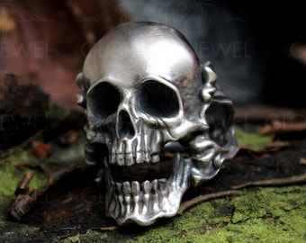 Anillo de motociclista con sello de calavera: joyería gótica de oro con un toque llamativo