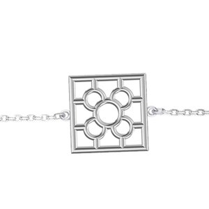 Può includere: Un braccialetto d'argento con un ciondolo quadrato che presenta un design geometrico con un motivo circolare al centro.