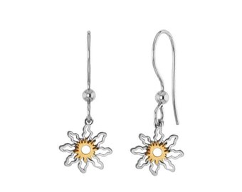 Op de afbeelding: Een paar zilveren oorhangers met een gouden hart en een bloemmotief.
