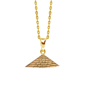 Op de afbeelding: Een gouden ketting met een piramidevormige hanger. De hanger heeft een getextureerd oppervlak.
