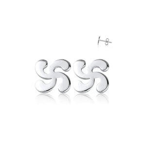 Op de afbeelding: Een paar zilveren oorbellen met een draaiend, abstract ontwerp. De oorbellen zijn van het steektype met een pen en een vlinder achterkant.